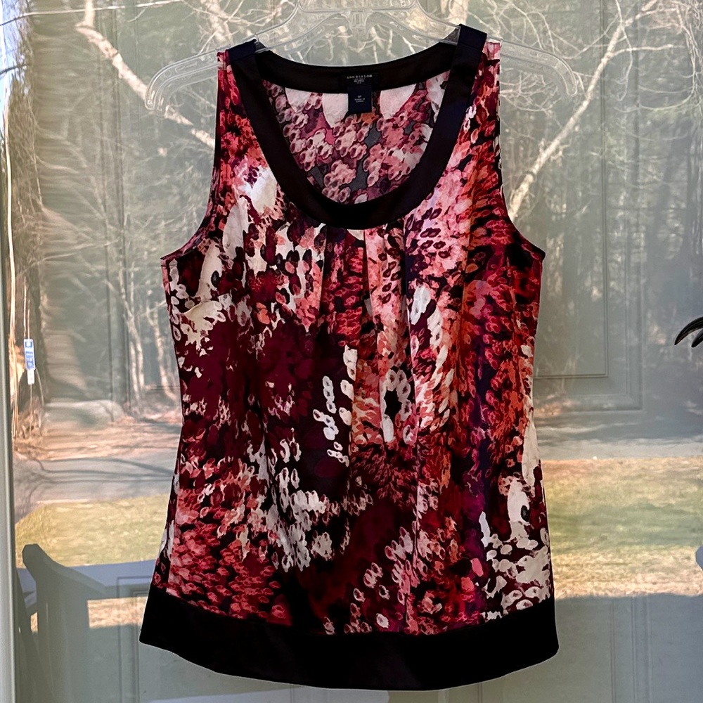 ANN TAYLOR satin sleeveless blouse, abstract print, front pleat, size 8P